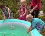 Børnene kunne komme helt tæt på fiskene i bassinet
